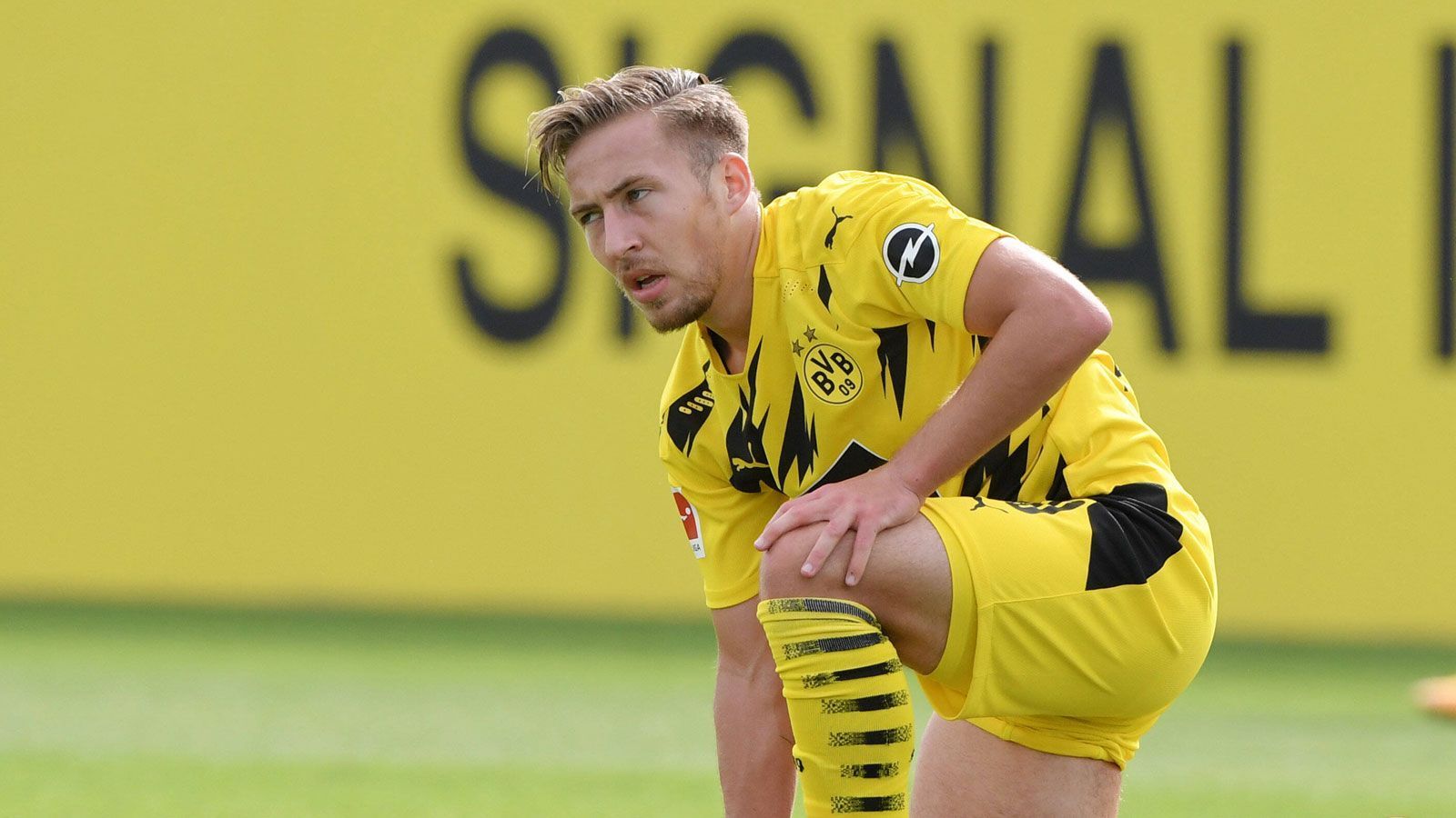 
                <strong>Felix Passlack (Borussia Dortmund)</strong><br>
                Wegen Hazards Pech darf der Rückkehrer zeitig ran. Besticht mit Schnelligkeit, aber es mangelt zuweilen an Robustheit. Herrmanns Abschluss kurz nach dessen Einwechslung entschärft Passlack gekonnt. So drängt er sich als Alternative für die Außenbahn auf. ran-Note: 3
              