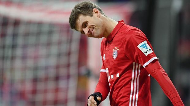 
                <strong>Rechtes Mittelfeld - Thomas Müller (Ein typischer Müller)</strong><br>
                Es ist nicht zu erklären und trotzdem versteht es jeder. Diese Aussage gilt sowohl für den im Fußball längst gängigen Ausspruch "ein typischer Müller" als auch für den Typ Thomas Müller selbst. Er ist kein klassischer Mittelstürmer, kein klassischer Zehner, kein klassischer Außenbahnspieler. Das Bayern-Eigengewächs passt nicht in eine vorgefertigte Schublade, er verkörpert viele Facetten und das macht ihn so speziell und so gut. "Solch' einen Spielertypen gibt es in ganz Europa nicht", sagte Bayern-Coach Jupp Heynckes der "Bild". Neben seiner unorthodoxen Spielweise passt die Person Müller auch nicht wirklich in die Glamour-Welt des Fußballs. Er ist bodenständig, ehrlich, ein Spaßvogel, ein typischer Müller eben.
              