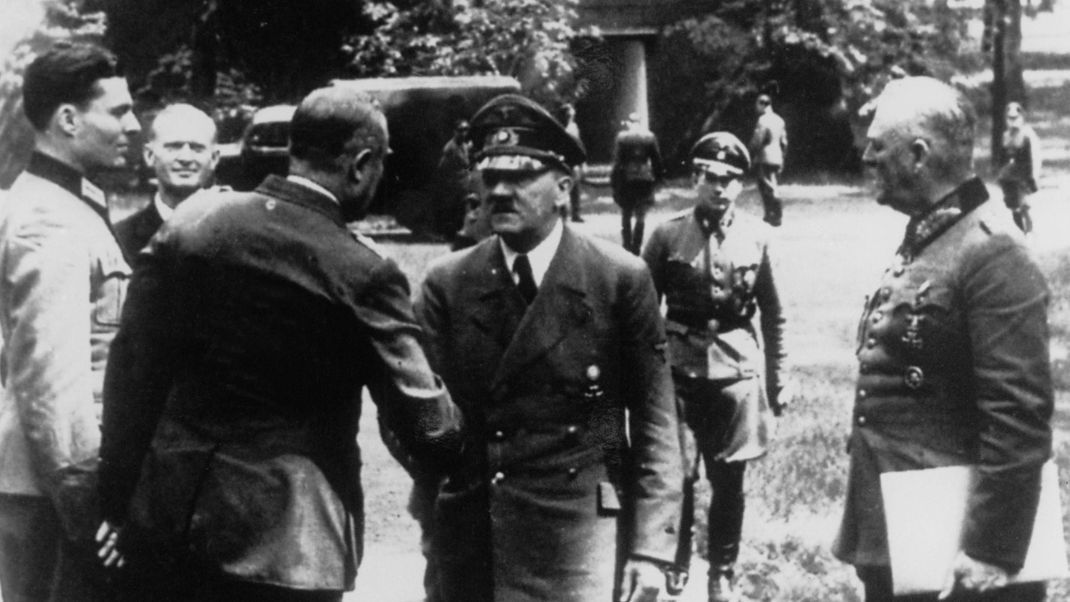 Claus Schenk Graf von Stauffenberg (ganz links) bei der Begrüßung Adolf Hitlers an der Wolfsschanze am 15. Juli 1944.