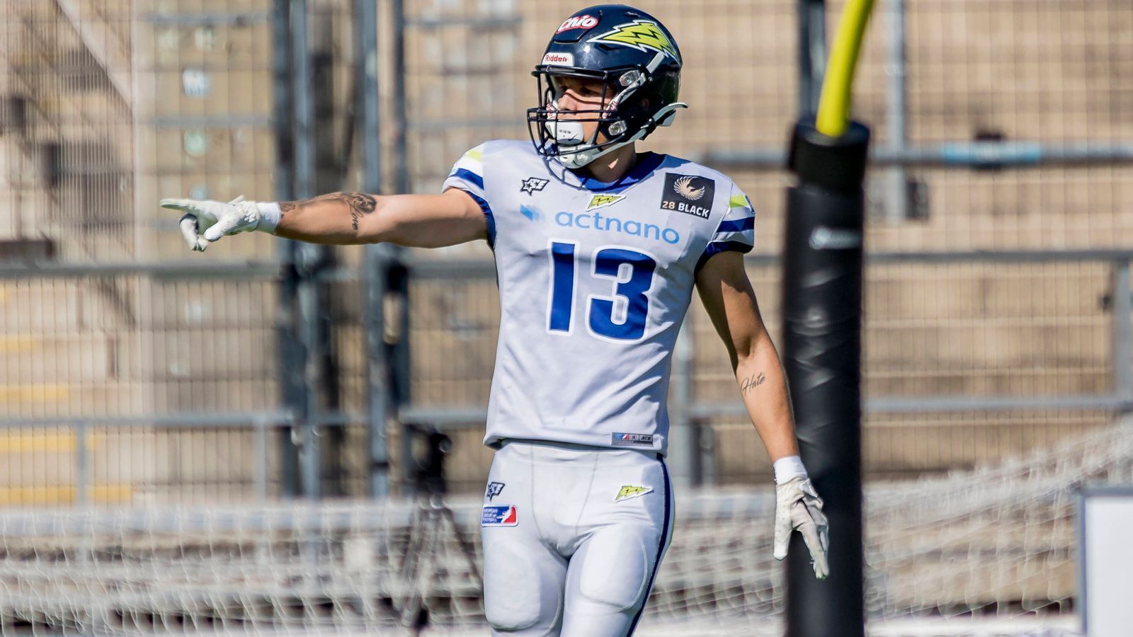 
                <strong>Noah Bomba (Galaxy - Surge - Kings)</strong><br>
                Noah Bomba spielte 2020 noch in der GFL für Frankfurt Universe, blieb der Stadt zur Gründung der ELF treu und gewann mit Frankfurt Galaxy die Meisterschaft. Danach erfolgte der Wechsel zu Stuttgart Surge, für die er Pässe für 298 Yards Raumgewinn fing. Dennoch blieb die Mannschaft sieglos. 2023 tritt er für die Leipzig Kings an. 
              