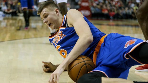 
                <strong>Lettland: Kristaps Porzingis (Power Forward, New York Knicks)</strong><br>
                Die Pfiffe halten durch das Barclays Center in Brooklyn, als sich die New York Knicks an 4. Stelle des 2015er-Drafts die Rechte sicherten. Doch mittlerweile pfeift im Madison Square Garden keiner mehr. Mit beeindruckenden Leistungen hat sich der schlacksige Lette in die Herzen der New Yorker gespielt. Die vergangene Saison beendete er als zweitbester Rookie des Jahres.
              