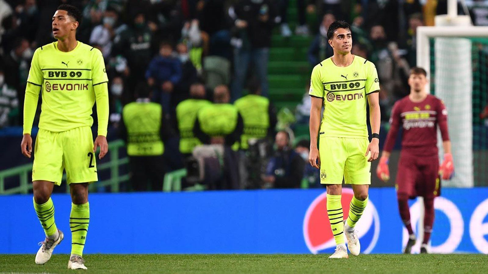 
                <strong>Der BVB in der Einzelkritik</strong><br>
                Borussia Dortmund kassiert in der Champions League eine bittere 1:3 Niederlage bei Sporting Lissabon. Emre Can fliegt vom Platz. Wir habem die BVB-Stars in der Einzelkritik bewertet.
              