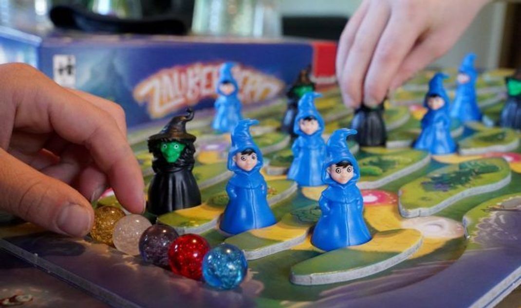 Beim Kinderspiel des Jahres 2022 "Zauberberg" gilt es die Zauberlehrlinge so schnell wie möglich zum Zauberer Baldiun zu bringen.