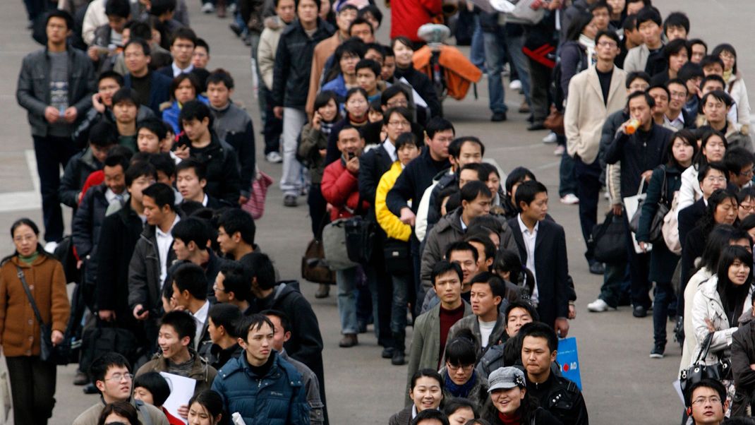 Tausende Arbeitssuchende bei einer Jobmesse in Shanghai: Im Land sollen rund&nbsp;16 Millionen arbeitslose junge Menschen "Vollzeitkinder" sein und sich mangels Angebot von ihren Eltern anstellen lassen.