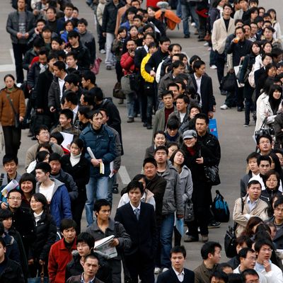 Tausende Arbeitssuchende stehen bei einer Jobmesse im Shanghai-Stadion Schlange