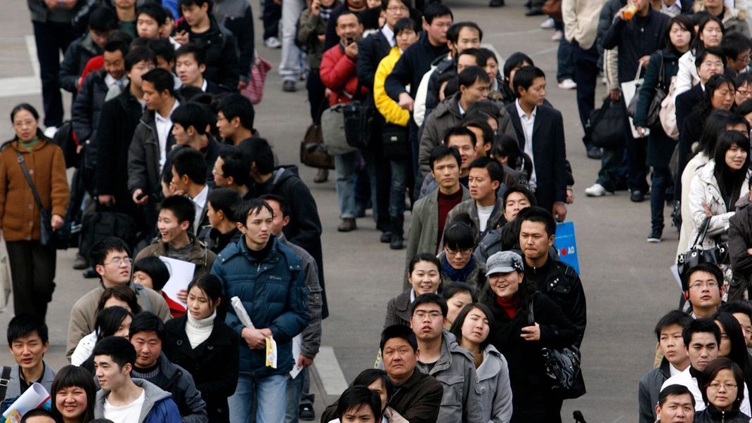 Tausende Arbeitssuchende stehen bei einer Jobmesse im Shanghai-Stadion Schlange