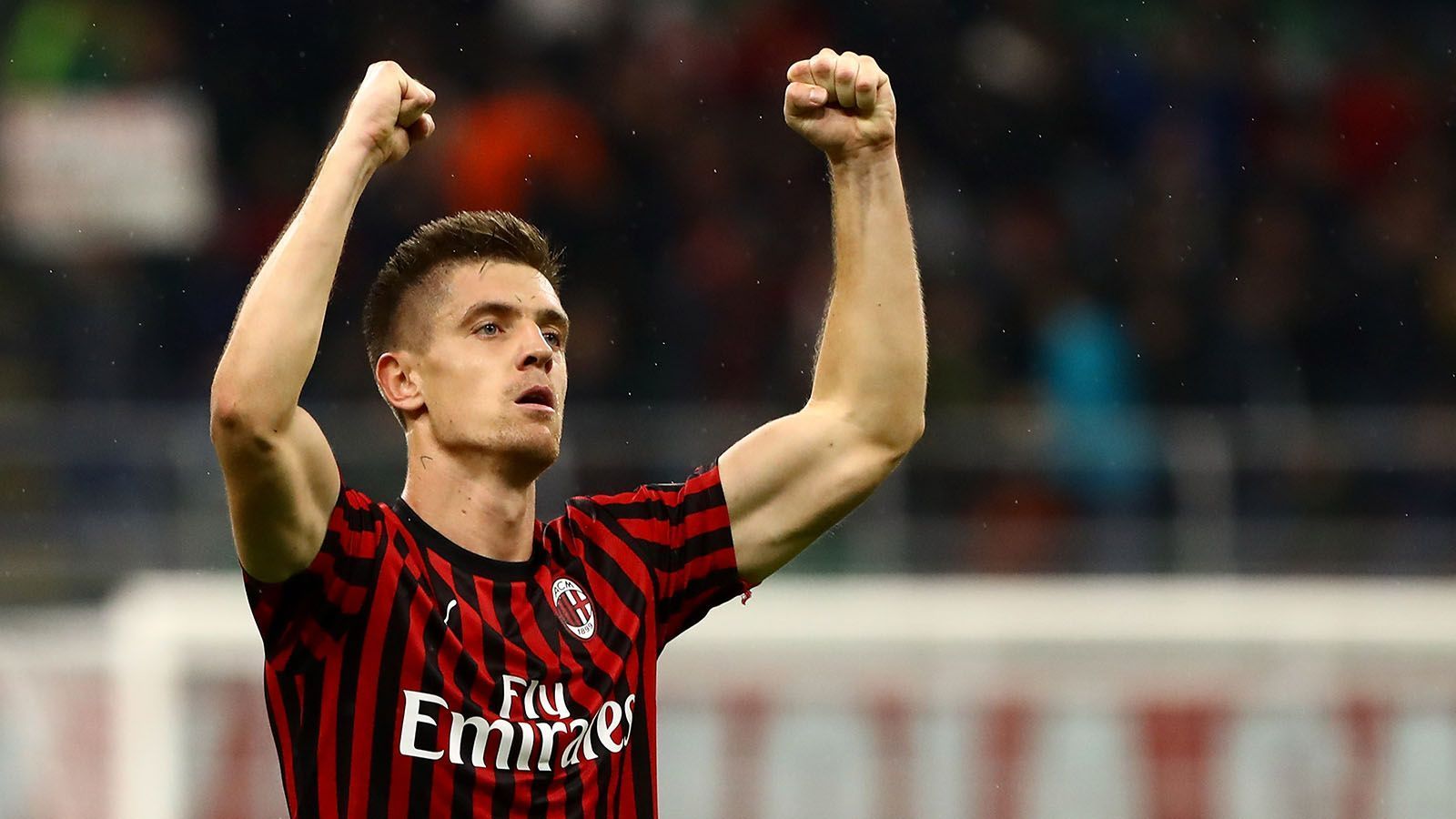 
                <strong>Krzysztof Piatek (Hertha BSC)</strong><br>
                Hertha BSC und der AC Mailand haben sich auf einen sofortigen Wechsel von Krzysztof Piatek geeinigt. Für den polnischen Mittelstürmer muss die "Alte Dame" tief in die Tasche greifen, italienische Medien berichten von einer Ablösesumme in Höhe von 27 Millionen Euro plus Bonuszahlungen. Piatek ist damit der teuerste Einkauf in der Hertha-Geschichte. Der Pole wechselte erst im Januar 2019 für 38 Millionen Euro vom FC Genua zum AC Mailand, spielte aber seit dem Wechsel von Superstar Zlatan Ibrahimovic zu den Lombarden nur noch eine untergeordnete Rolle. Piatek war auch bei Tottenham Hotspur als Ersatz für den langzeitverletzten Harry Kane im Gespräch, die Londoner wollten den Polen jedoch nur bis Saisonende ausleihen, was die Mailänder ablehnten.
              