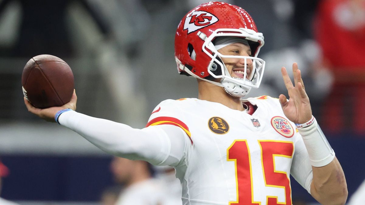 NFL, American Football Herren, USA Kansas City Chiefs at Dallas Cowboys Nov 27, 2025; Arlington, Texas, USA; Kansas City Chiefs quarterback Patrick Mahomes (15) warms up prior to the game against t...