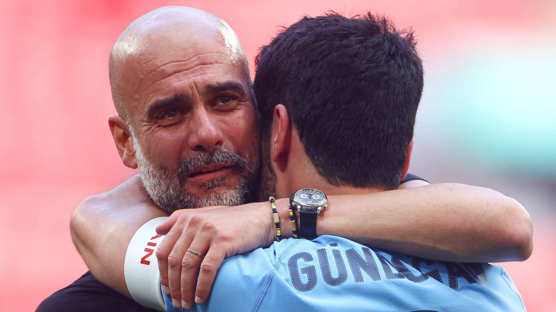 
                <strong>Verbleib bei Manchester City immer noch möglich</strong><br>
                Aber auch eine Vertragsverlängerung bei ManCity erscheint noch denkbar. Guardiola hat mehrfach deutlich gemacht, wie sehr er es sich wünschen würde, wenn sein "guter Freund" und Nachbar (beide wohnen im selben Wohnhaus) bleiben würde. Gündogan ist verlängerter Arm des spanischen Trainers und genießt in der Mannschaft höchstes Ansehen. Allerdings bietet die Klubführung der "Cityzens" dem Deutschen aufgrund seines Alters nur einen Einjahresvertrag an, Gündogan hingegen würde gerne um zwei Jahre verlängern. Womöglich sieht er das Triple und die Krönung seiner eigenen Karriere nun aber auch als perfekten Abschluss seiner Zeit im Etihad Stadium an. Hier könnte sich City womöglich verpokert haben.
              