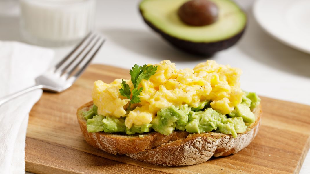 Avocado Toast mit Rührei ist nur eine von vielen Varianten des Klassikers.