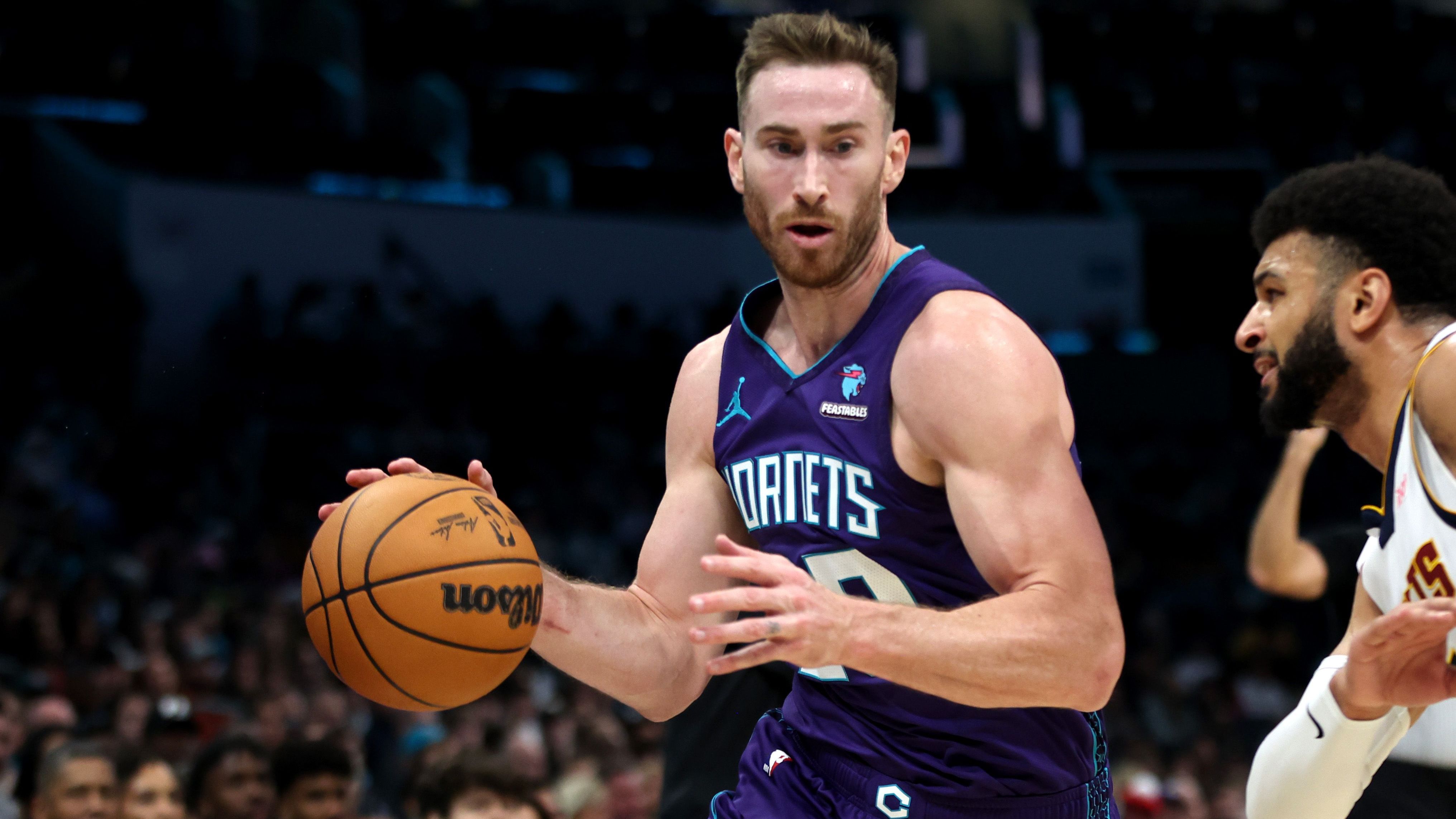 <strong>Gordon Hayward (Oklahoma City Thunder)</strong><br>Sein Trade von den Hornets zu OKC könnte sich als Home-Run herausstellen (wenn er gesund bleibt). Der Ex-All-Star ist ein guter Schütze, Driver und williger Passer. Alles Attribute, die gut ins System von OKC passen. Gerade in den Playoffs könnte der 33-Jährige Josh Giddey aus den Closing-Line-Ups verdrängen. Die Hornets erhalten Vasilije Micic, Tre Mann, Davis Bertans, zwei Zweitrundenpicks und Cash.