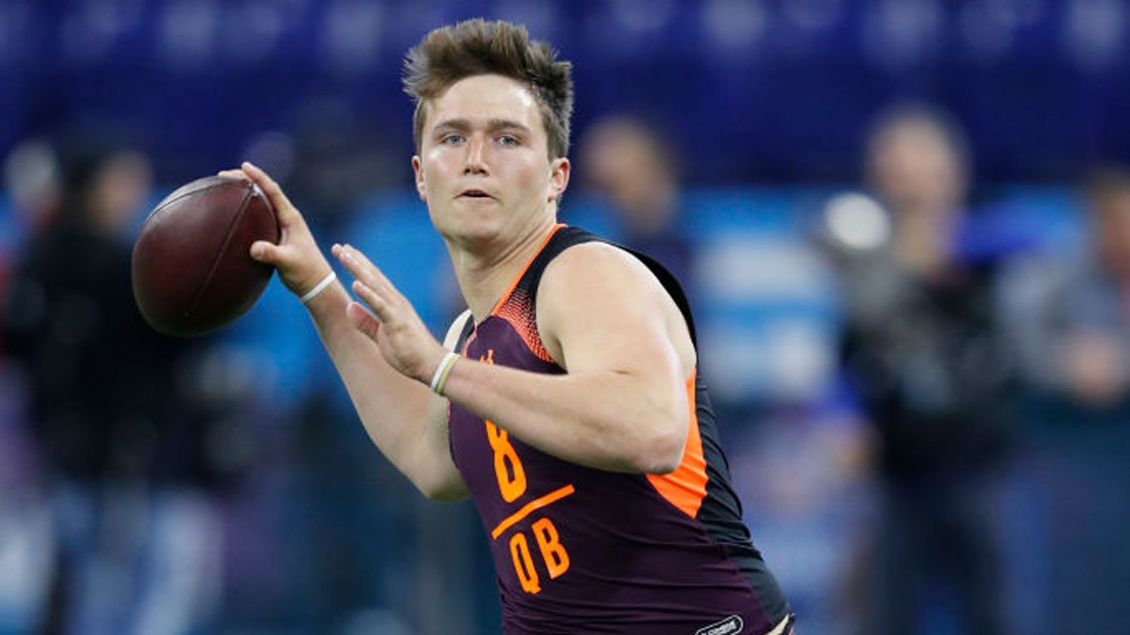 
                <strong>Drew Lock (Missouri)</strong><br>
                Auch Drew Lock ist ein Kandidat für die 1. Runde. Von der Statistik her kann der 22-Jährige allerdings nicht ganz mit Murray und Haskins mithalten: Er brachte 62.9 Prozent seiner Pässe an den Mann, in den drei Jahren zuvor sogar noch deutlich weniger. 28 Touchdown-Pässe stehen 8 Interceptions gegenüber. Lock mangelt es an Konstanz. Unglaubliche Pässe in die engste Schnittstelle und totale Fehlwürfe wechseln sich bei ihm praktisch ab. Aufgrund seiner Athletik, seines Spielverständnisses und seinem starken Wurfarm prognostizieren ihm dennoch viele Experten eine große NFL-Karriere – er dürfte allerdings noch etwas Zeit brauchen.
              