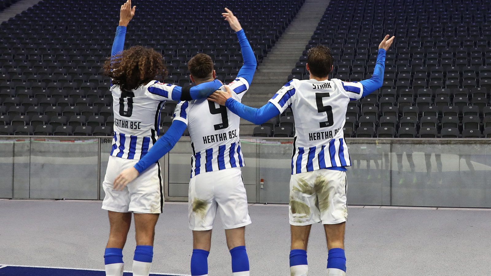 
                <strong>Die Trikotsponsoren der Bundesliga 2020/21 - Hertha hat neuen Hauptsponsor</strong><br>
                Ein halbes Jahr ist Hertha BSC in der Bundesliga ohne offiziellen Trikotsponsor aufgelaufen. In der kurzen Winterpause wurde nun endlich ein neuer Partner gefunden: Das Immobilienunternehmen Homeday ist bis Juni 2024 Haupt- und Trikotsponsor der Berliner (siehe zweites Bild), was dem Klub laut "Bild" knapp eine Million Euro jährlich einbringt. ran.de stellt Euch die Trikotsponsoren der Bundesligisten vor.
              