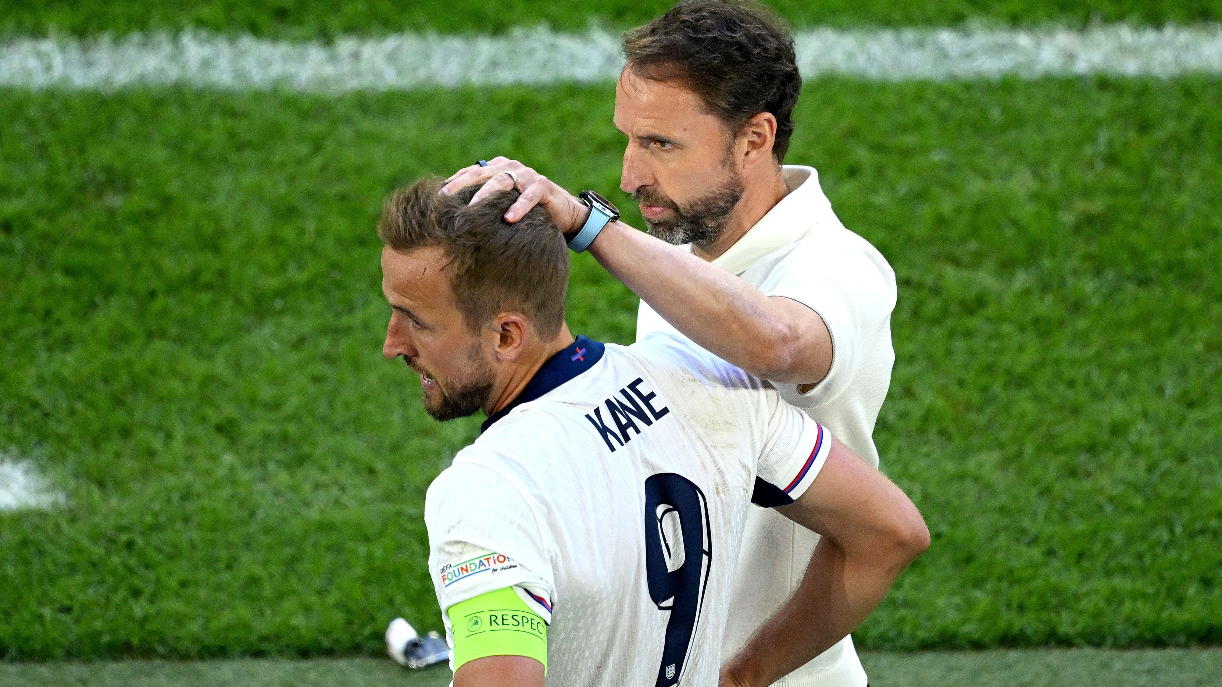 <strong>Verlierer: Der schwächelnde Harry Kane</strong> <br>Hat Harry Kane einen weniger talentierten Zwillingsbruder, der bei der EM für England aufläuft? Kanes Auftritte bei der EM haben mit dem aus München bekannten Torjäger wenig gemeinsam. Im Viertelfinale gegen die Schweiz brachte es Kane in 109 Minuten nur auf 26 Ballkontakte. Der Angreifer wirkt träge und müde und wird zum Sinnbild der biederen Auftritte des englischen Teams.