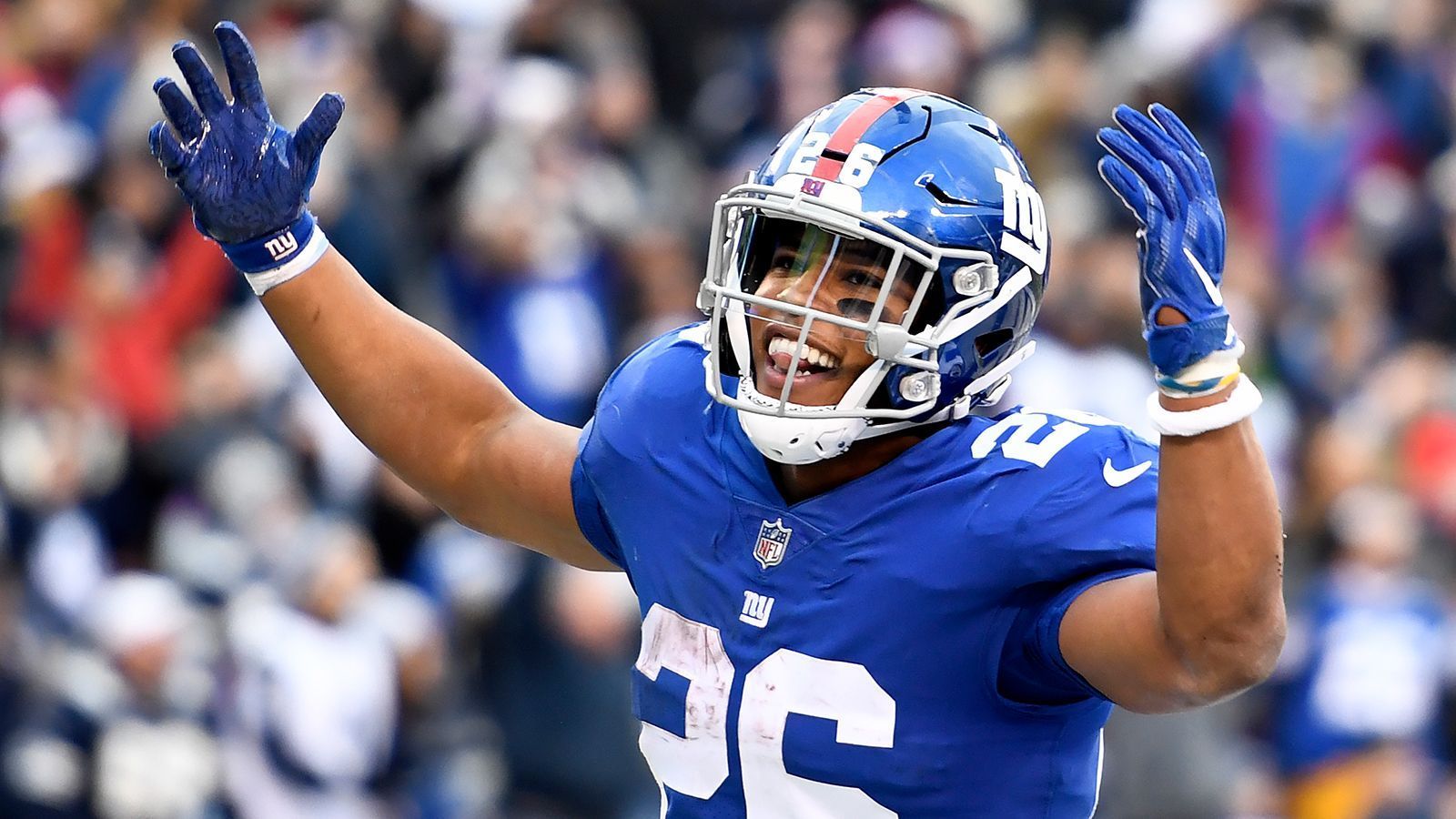 
                <strong>2018: Saquon Barkley (Running Back, New York Giants)</strong><br>
                Fast zeitgleich wie Bosa verletzte sich dessen Rookie-of-the-Year-Vorgänger Barkley und riss sich ebenfalls das Kreuzband. In der Saison 2018/19 schlug der Running Back ein wie eine Bombe, auch als Receiver. Denn neben seinen 261 Läufen für 1.307 Yards und elf Touchdowns fing Barkley auch 91 Bälle für 721 Yards und 30 First Downs (vier Touchdowns). Die 2.028 Total Yards from Scrimmage - ein echter Monsterwert! In der gleichen Saison wurde der heute 23-Jährige von der AP auch zum Offensive Rookie of the Year ausgezeichnet. Auch Barkley steht in der kommenden Saison vor der langersehnten Rückkehr aufs NFL-Feld.
              