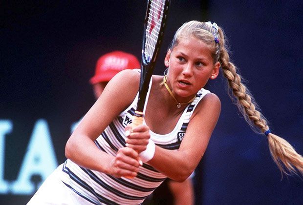 
                <strong>Anna Kournikova anno 1998</strong><br>
                Anna Kournikova ging bereits mit zehn Jahren auf die Tennisakademie von Nick Bolletieri. Um den ersten Schläger zu finanzieren, verkauften die Eltern ihren Fernseher. Es zahlte sich aus. Bei ihrer ersten Wimbledon-Teilnahme 1997 erreichte die Russin das Halbfinale. Im Jahr darauf gewann sie zusamen mit Monica Seles (USA) in Tokyo ihren ersten WTA-Titel im Doppel.
              