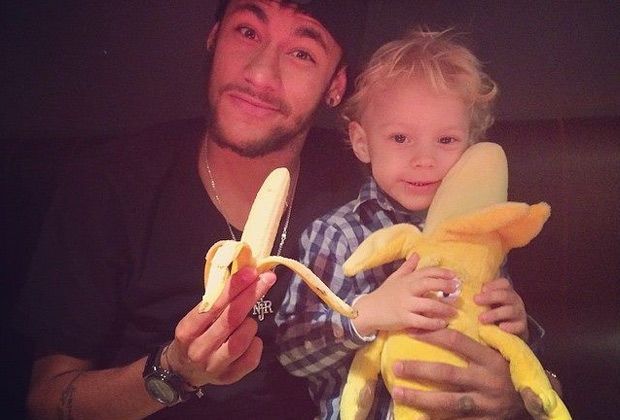 
                <strong>Neymar</strong><br>
                Im Anschluss bricht im Netz eine neue "Bewegung" los. Viele Menschen machen es Alves nach und twittern unter #weareallmonkeys ihre Bilder: auch Superstar Neymar (l.) mit Sohn.
              