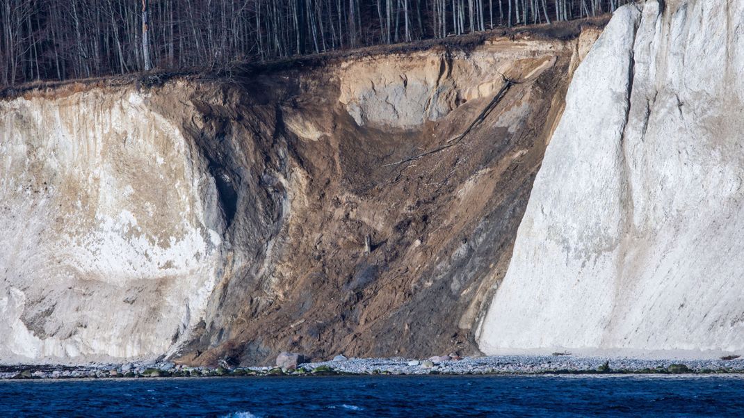 Jedes Jahr stürzen an der Ostseeküste mehrere Hundert Zentimeter Kliff ins Wasser. Das Foto zeigt eine Abbruchkante an der Kreidefelsenküste auf der Ostseeinsel Rügen.