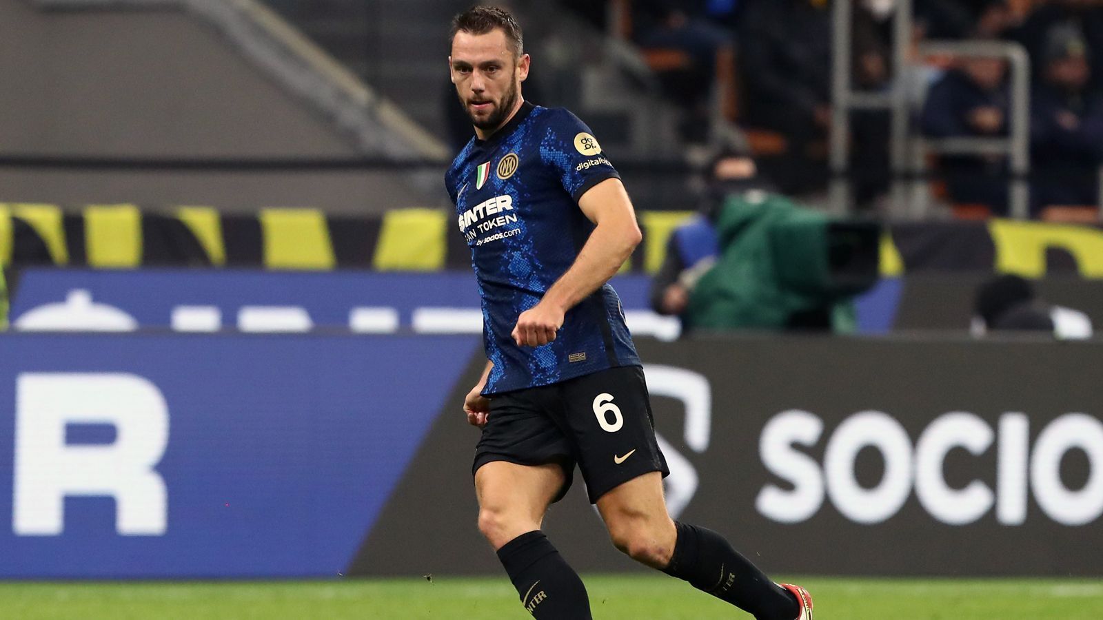 
                <strong>Stefan de Vrij (Inter Mailand)</strong><br>
                Ebenfalls in der Serie A kickt derzeit de Ligts Nationalmannschaftskollege Stefan de Vrij. Der 30-jährige Niederländer wurde in der Vorsaison mit Inter Mailand Meister und soll ebenfalls ein heißes Thema bei den Bayern sein. De Vrijs Vertrag bei den "Nerrazzurri" läuft noch bis 2023. Sollten die Münchner einen Transfer für de Vrij anstreben, hätten sie denselben Ansprechpartner wie bei de Ligt - Mino Raiola. Dieser soll allerdings auch schon in Gesprächen über eine Vertragsverlängerung de Vrijs bei Inter sein.
              