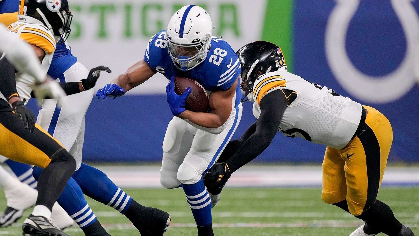 
                <strong>Indianapolis Colts - Jonathan Taylor, Running Back</strong><br>
                Bei den Indianapolis Colts führt beim besten jungen Spieler kein Weg an Jonathan Taylor vorbei. Der Running Back erzielte in der Saison 2021 die meisten Rushing Yards der gesamten Liga und wird zur kommenden Spielzeit wieder voll angreifen, nachdem er vergangenes Jahr mit Verletzungen zu kämpfen hatte. Solange Rookie-Quarterback Anthony Richardson sich noch in der NFL eingewöhnen muss, wird Taylor weiterhin die beste Offensiv-Option der Colts bleiben.Honorable Mentions: Wide Receiver Michael Pittman Jr., Quarterback Anthony Richardson
              