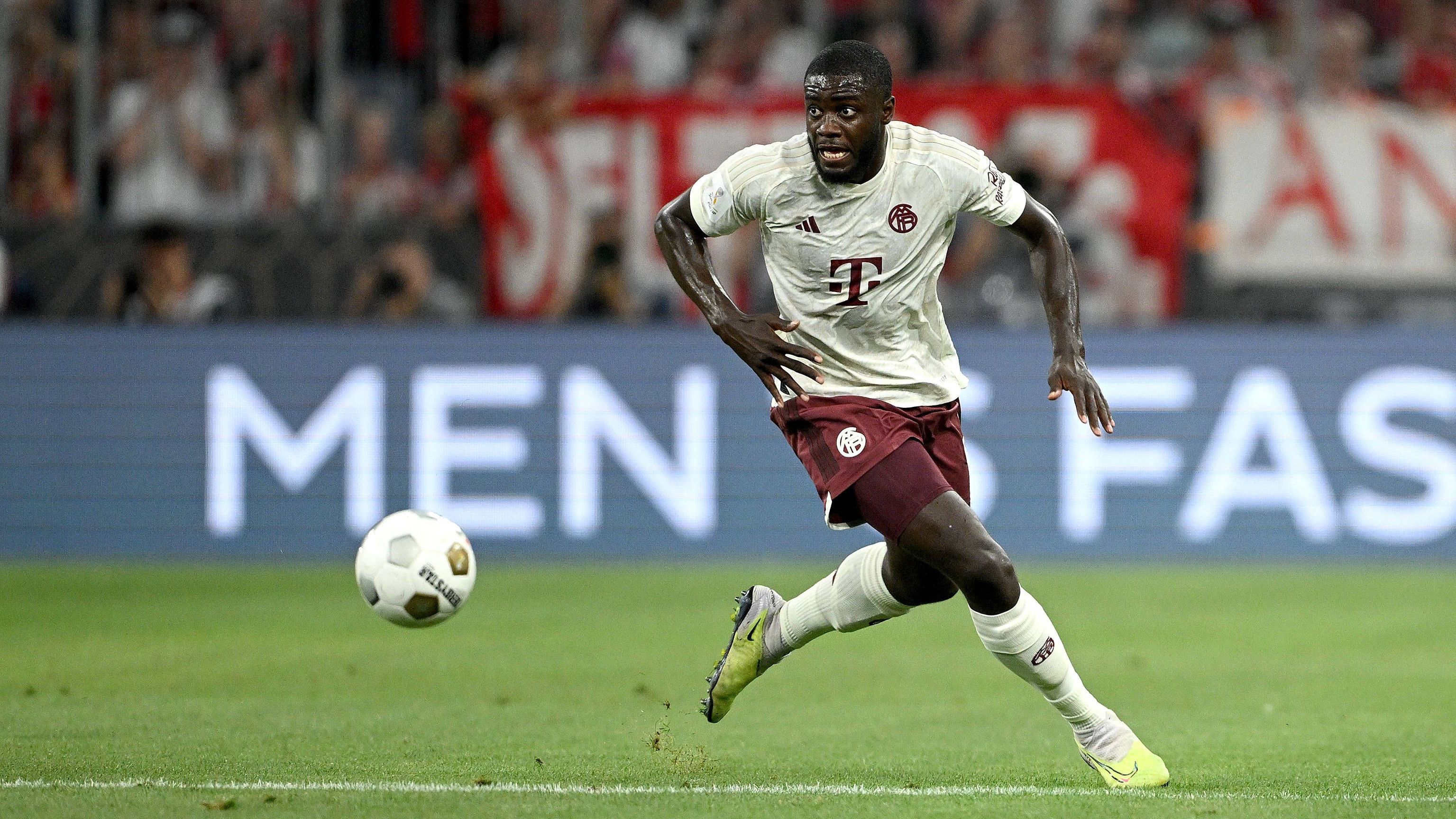 <strong>Dayot Upamecano (FC Bayern München)</strong><br>Der Franzose, schon zu einem der Verlierer der Vorbereitung erklärt, erhält überraschend den Vorzug vor 50-Millionen-Euro-Neuzugang Kim. Auch er mit einigen Problemen gegen die schnelle RB-Offensive, verhindert aber in der Nachspielzeit der ersten Hälfte gegen Openda per Grätsche das 0:3. <strong>ran-Note: 4</strong>