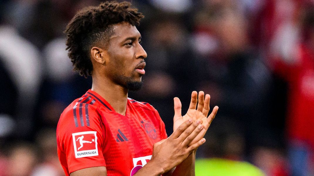 Münchens Kingsley Coman bedankt sich nach dem Spiel bei den Fans für die Unterstützung. 