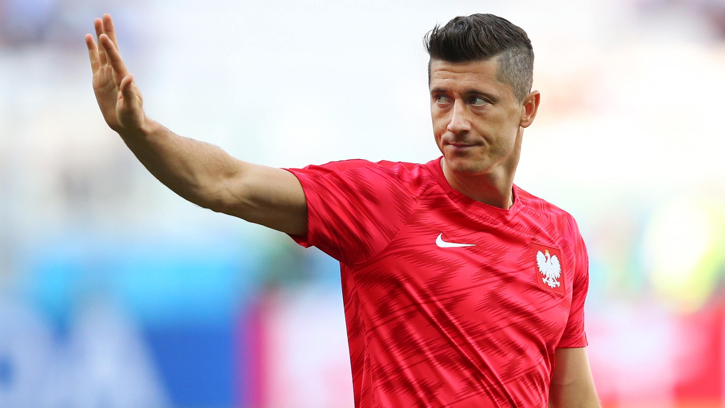 
                <strong>Nationalmannschaft: Robert Lewandowski</strong><br>
                Unter anderem dank Robert Lewandowski war die polnische Nationalmannschaft in den vergangenen Jahren erfolgreich wie lange nicht. Neben zwei Teilnahmen an Europameisterschaften schoss der Stürmer sein Land zur Weltmeisterschaft 2018. Mit 16 Toren in der Qualifikation hatte Lewandowski einen großen Anteil am Erreichen der Gruppenphase. Insgesamt kommt er für Polen auf 116 Einsätze und 63 Tore. Seit 2014 führt er das Team zudem als Kapitän auf den Platz. 
              