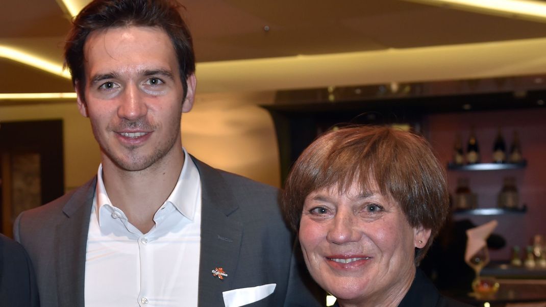 Im vergangenen Januar starb Felix Neureuthers Mutter Rosi Mittermaier. Wie es dem TV-Experten jetzt ergeht, erfährst du hier.
