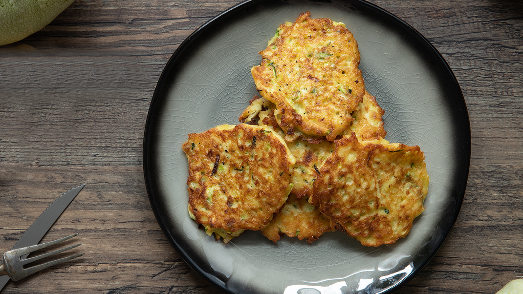 Ob als Snack, Lunch-to-Go oder gepimpt mit einem vitaminreichen Salat: Diese Zucchinipuffer schmecken einfach herrlich!