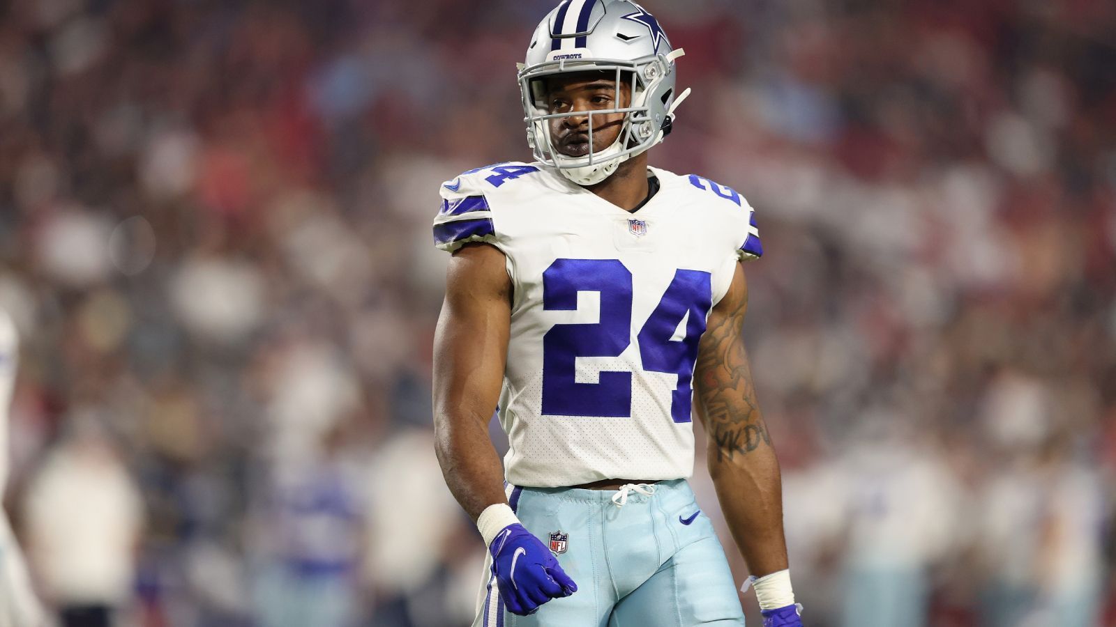 
                <strong>Dallas Cowboys (NFC East): Kelvin Joseph</strong><br>
                Kelvin Joseph muss sich bei den Dallas Cowboys für Einsatzzeit strecken, denn neben Trevon Diggs melden auch Malik Hooker sowie Jayron Kearse Ansprüche auf Spielzeit als Cornerbacks an. Mit 13 Tackles sowie zwei verteidigten Pässen spielte der Zweitrunden-Pick des Draft 2021 eine ruhige aber überwiegend fehlerfreie Rookie-Saison. Im Training Camp wird sich entscheiden, ob sich seine Spielzeit bei den Cowboys erhöht.
              