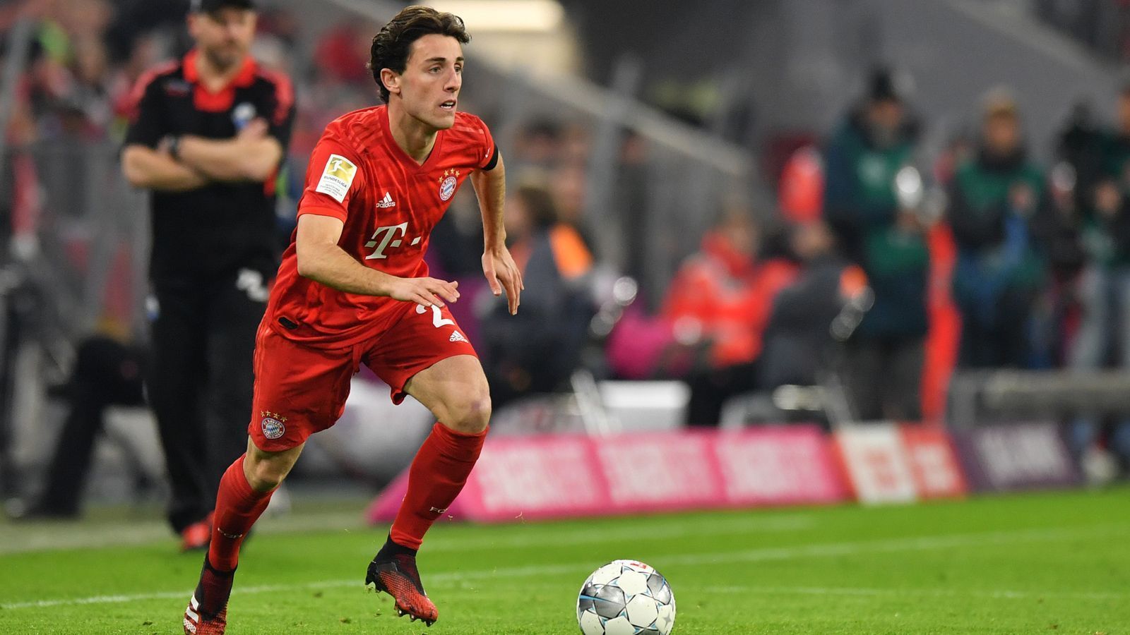 
                <strong>Alvaro Odriozola</strong><br>
                Die logische Lösung als Ersatz für Pavard wäre eigentlich Real-Leihspieler Alvaro Odriozola. Der 24-jährige Spanier kam im Januar 2020 vom amtierenden spanischen Meister zum deutschen Pendant und durfte seitdem vier Mal für die Münchner auflaufen. Beim abschließenden Saisonspiel in der Bundesliga in Wolfsburg (4:0 für den FC Bayern) stand der gelernte Rechtsverteidiger zuletzt schon statt Stammkraft Pavard in der Startelf des Rekordmeisters.
              