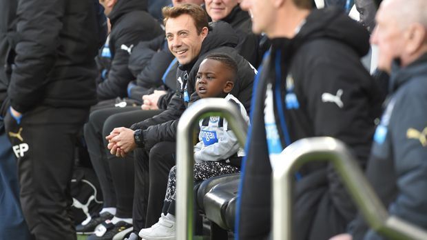 
                <strong>Newcastle-Coach Benitez bekommt Autogramm von Spieler-Sohn</strong><br>
                Nur er selbst scheint das Ganze am Ende doch nicht mehr ganz so lustig zu finden.
              