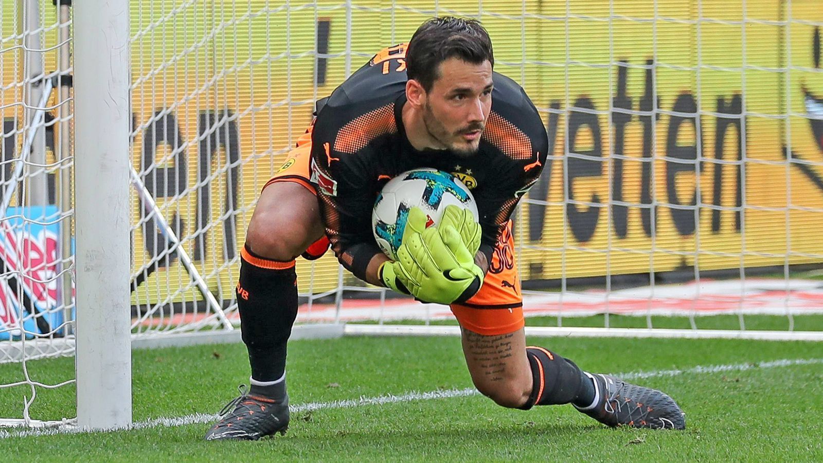 
                <strong>Torwart: Roman Bürki / Marvin Hitz</strong><br>
                Im Tor wird es zu einem echten Zweikampf kommen. Roman Bürki, bisherige Nummer eins der Borussen, war in der vergangenen Spielzeit nicht immer fehlerfrei. Er bekommt mit seinem Schweizer Landsmann Marvin Hitz vom FC Augsburg gleich doppelt Konkurrenz. Hitz will sich mit seinem Wechsel für höhere Aufgaben in der Nationalmannschaft empfehlen.
              