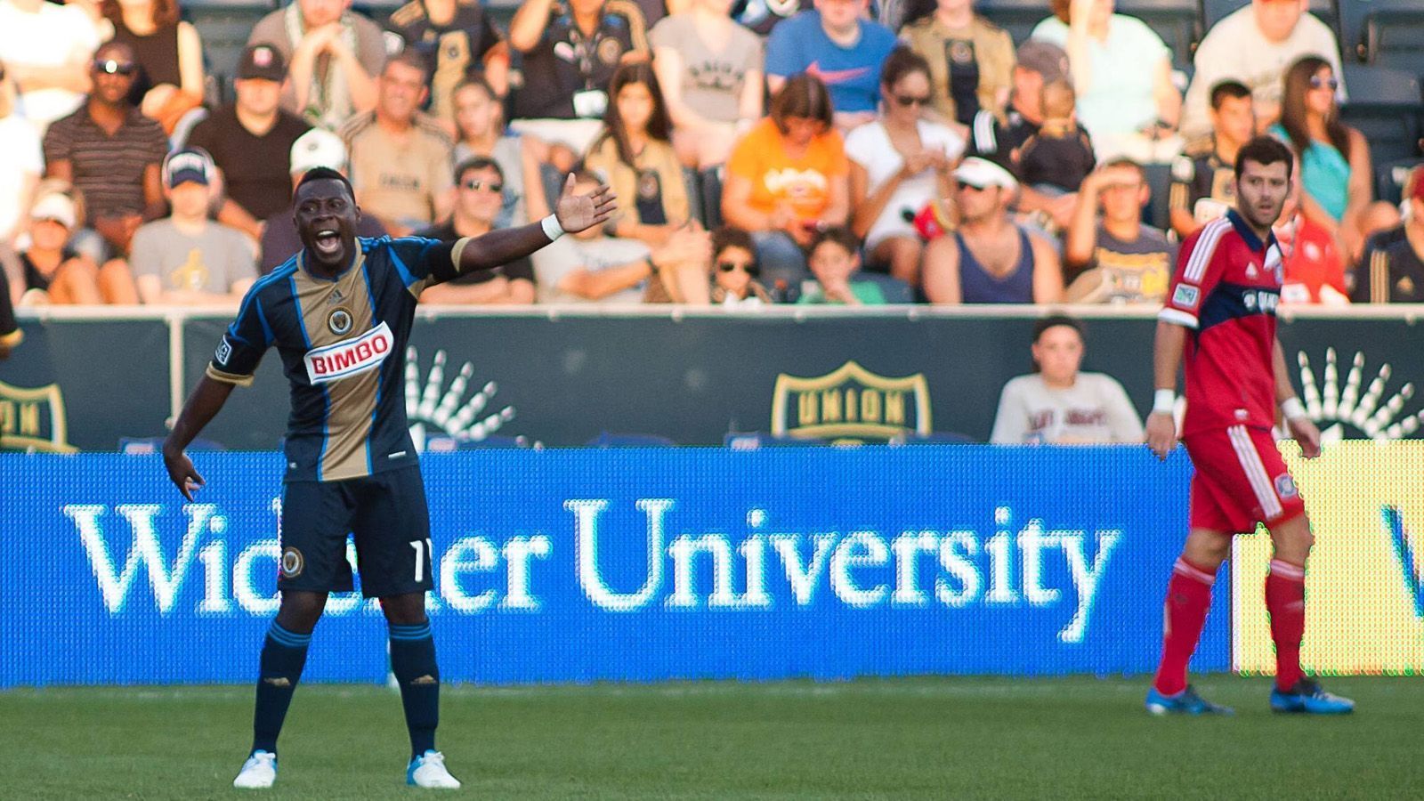 
                <strong>Freddy Adu, damals US-Nationalspieler</strong><br>
                Freddy Adu: Das Wunderkind des amerikanischen Fußballs! Jüngster Spieler in der Major League Soccer (2004 mit 14!), millionenschwere Werbeverträge und schließlich mit nur 16 Jahren das Debüt in der Nationalmannschaft. Die Weltkarriere schien vorbestimmt. Doch seit seinem Wechsel 2007 zu Benfica Lissabon ging es stetig abwärts. Aktuell spielt er in der zweiten US-Liga bei Las Vegas Lights.
              