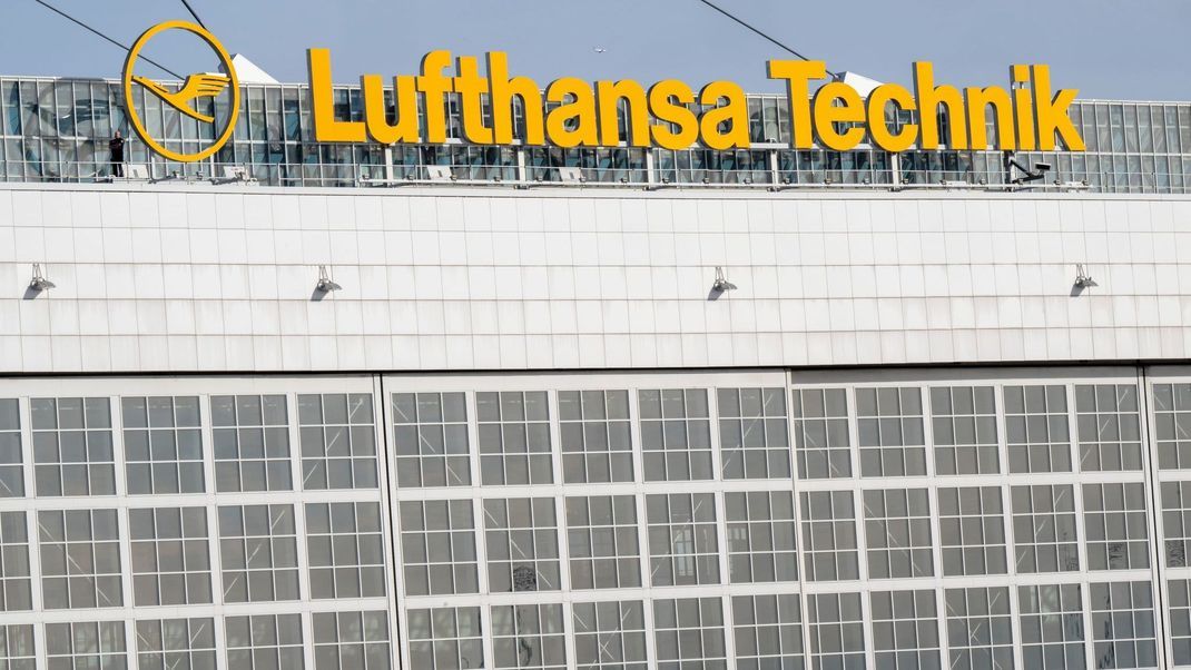 Lufthansa Technik mit Hauptsitz in Hamburg wartet, repariert und überholt bisher vor allem zivile Flugzeuge.