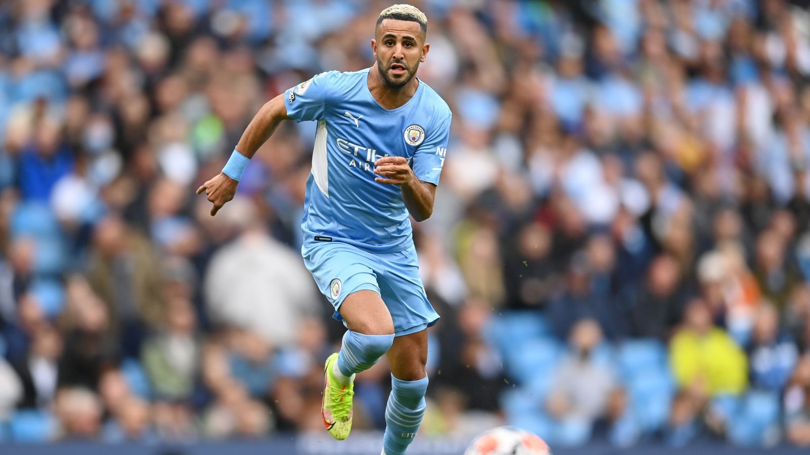 
                <strong>Riyad Mahrez (Manchester City)</strong><br>
                Position: Rechtsaußen - Alter: 30 Jahre - Nationalität: Algerien
              