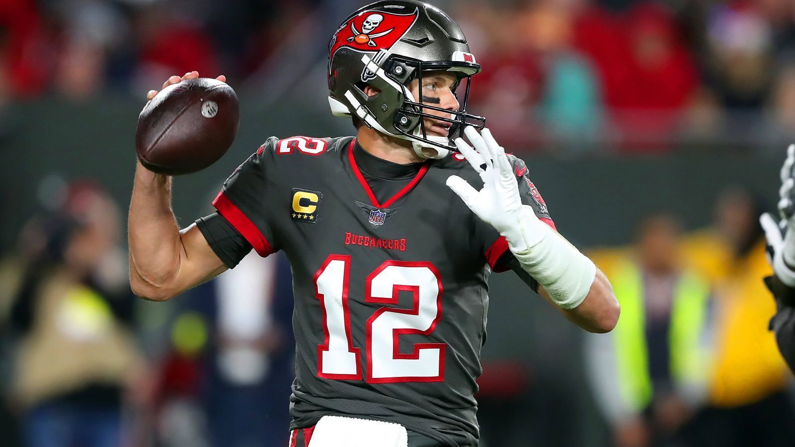 
                <strong>Tom Brady (Quarterback, Tampa Bay Buccaneers)</strong><br>
                Zweifelsohne spielt Tom Brady keine tolle Saison. Für seine Standards sogar eine eher schlechte Spielzeit. Allerdings: Was für Tom Brady eine durchwachsene Saison ist, ist für andere Akteure noch immer eine gute Saison. Die Tampa Bay Buccaneers sind in dieser Saison insgesamt kein gutes Team und man mag sich gar nicht vorstellen wo sie stünden, würde Tom Brady nicht noch viel aus einer asynchronen Offense herausholen, während seine Defense teilweise unerklärliche Fehler begeht. Hinzukommt: Mit 3.897 Yards liegt er auf Platz drei der NFL.
              
