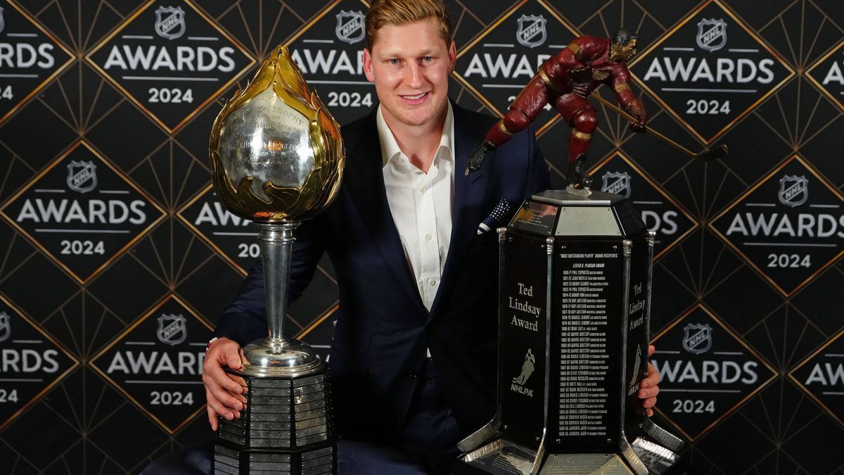 NHL, Eishockey Herren, USA NHL Awards Jun 27, 2024; Las Vegas, Nevada, USA; Nathan MacKinnon was awarded the Hart Trophy and the Ted Lindsay Award during the 2024 NHL Awards at Fontainebleau Las Ve...