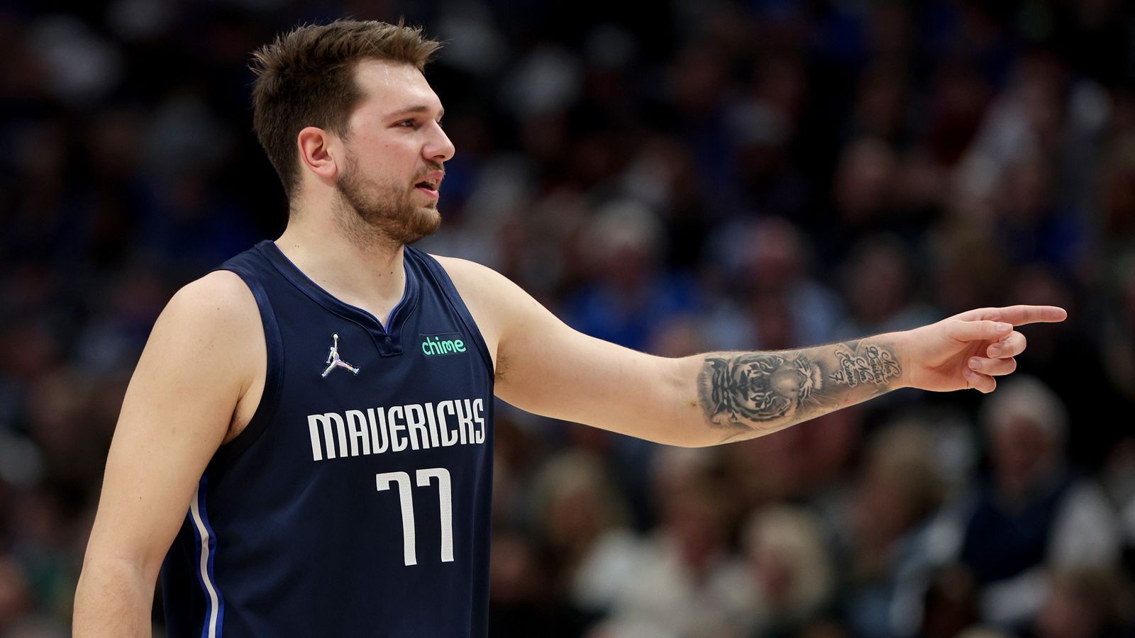 
                <strong>Dallas Mavericks (Western Conference)</strong><br>
                &#x2022; Bilanz: 52-30 <br>&#x2022; Topscorer: Luka Doncic mit 28,4 Punkten im Schnitt<br>&#x2022; NBA-Titel: 1 Titel (2011)<br>
              