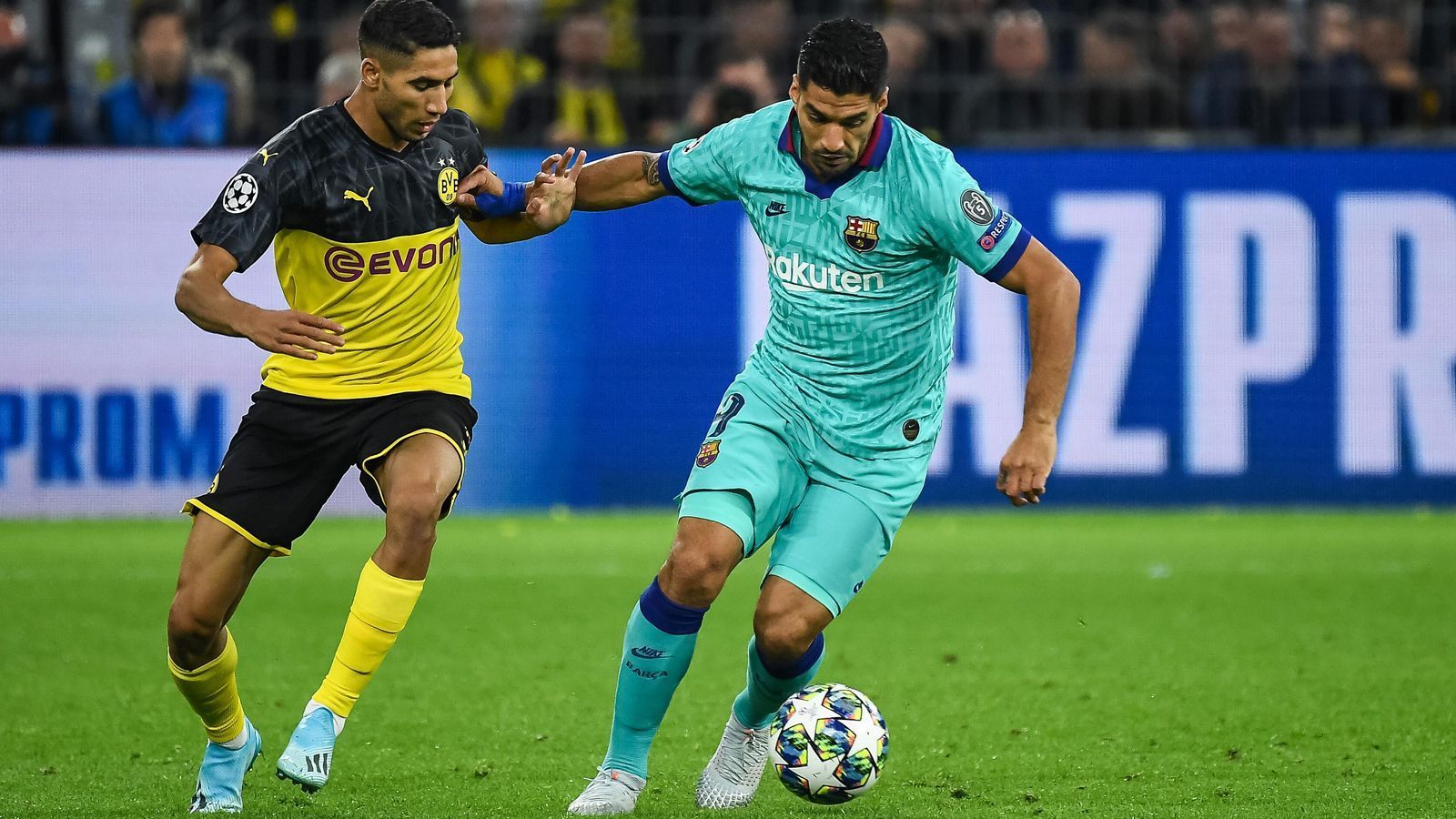 
                <strong>Achraf Hakimi (Borussia Dortmund)</strong><br>
                Schaltet sich anfangs hin und wieder vorne ein, defensiv auf dem Posten, ohne große Fehler und Unsicherheiten. Ordentliches Spiel, das in der zweiten Hälfte bei ihm an Fahrt aufnimmt, weil er immer mutiger wird, sich immer wieder in der Offensive einbringt. ran-Note: 3
              