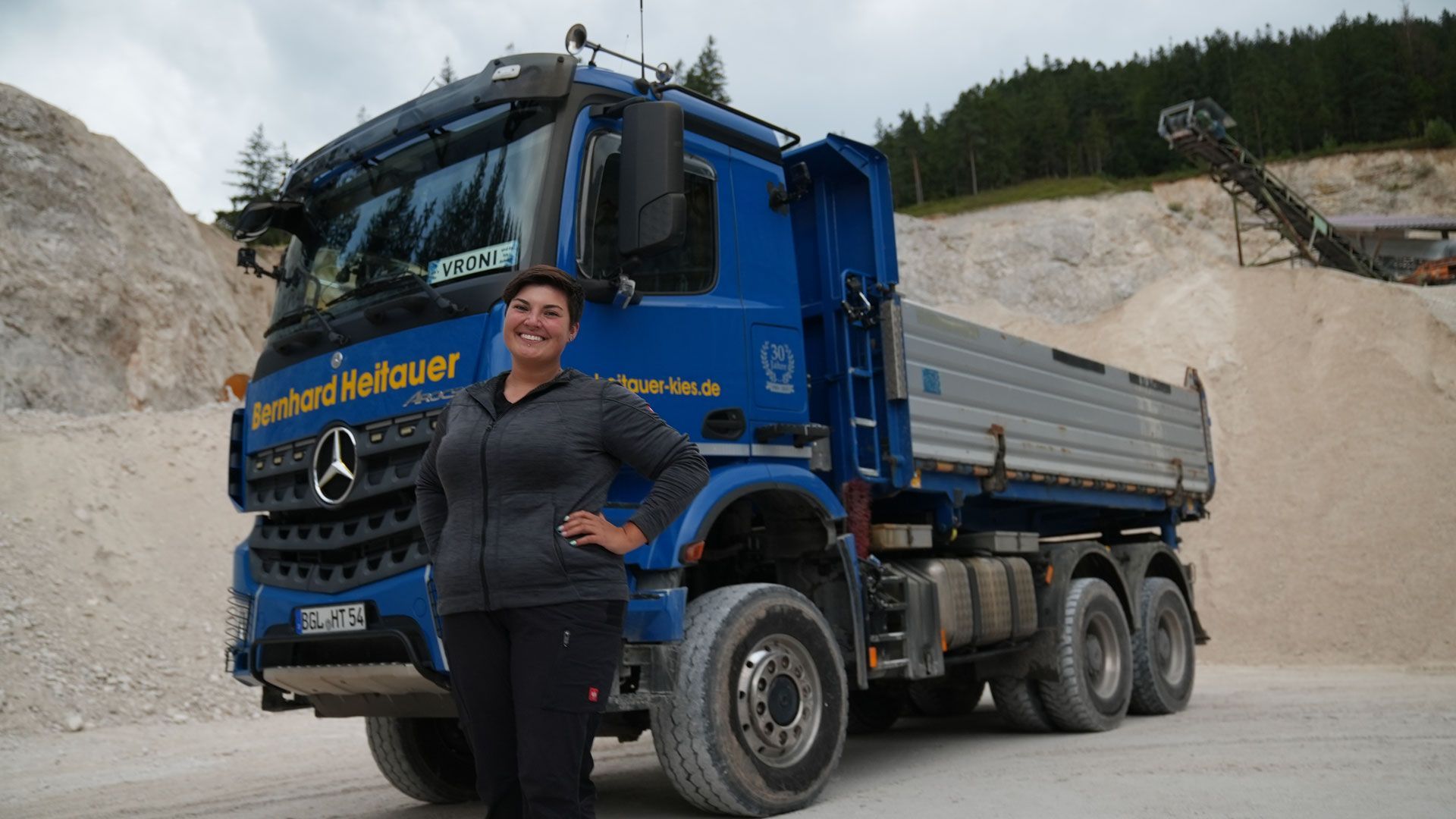 Trucker Babe Vroni im Kieswerk