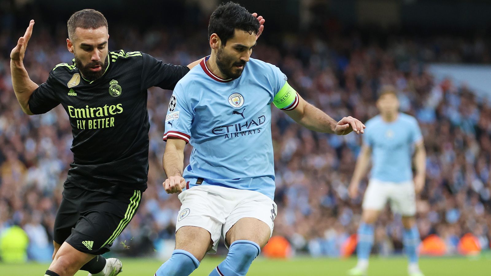 
                <strong>Manchester City: Ilkay Gündogan</strong><br>
                Gewohnt präsent, überall zu finden. Schaltet sich immer wieder in die Spitze ein und leitet mit seinem Torschuss, der auf den Kopf von Silva geblockt wird, das 2:0 ein. Hat aber auch ein paar Ungenauigkeiten im Spiel und lässt sichtlich überrascht das mögliche 3:0 liegen (60.). Holt sich kurz darauf Gelb ab. Keine wirklich gute zweite Halbzeit des deutschen Nationalspielers, wird bei seiner Auswechslung aber dennoch unter tosendem Applaus verabschiedet (79.). ran-Note: 3
              