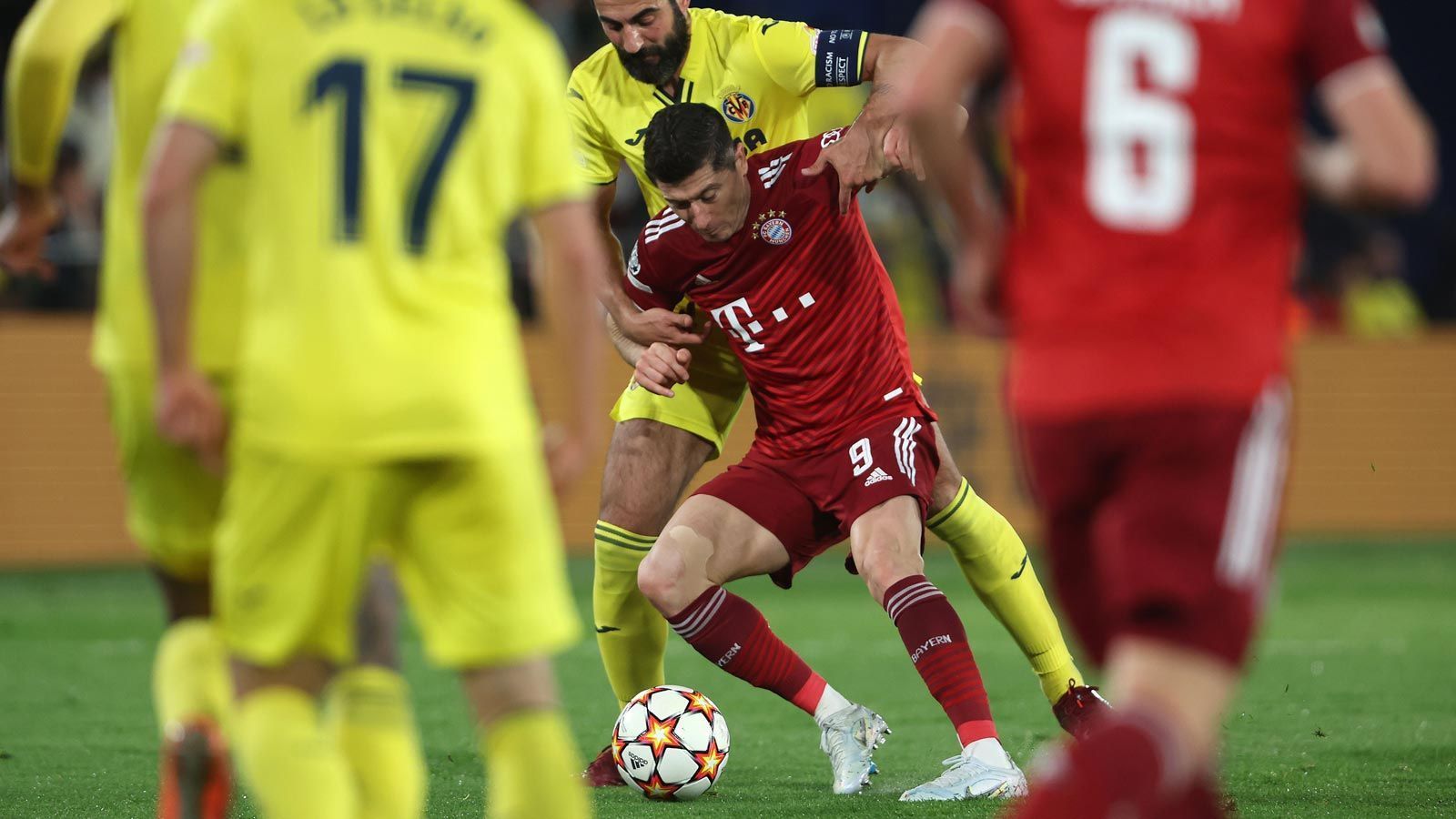 <strong>2021/2022, Viertelfinale: FC Bayern München - FC Villarreal 1:1 (nach 0:1)</strong><br>
                Es war eine der großen Überraschungen jener Spielzeit. Die favorisierten Münchner mussten sich dem FC Villarreal zunächst in Spanien mit 0:1 beugen, ehe auch im Rückspiel nur ein 1:1 gelang. Bitter aus FCB-Sicht: Der Ausgleichstreffer durch Samu Chukwueze fiel erst in der 88. Minute.