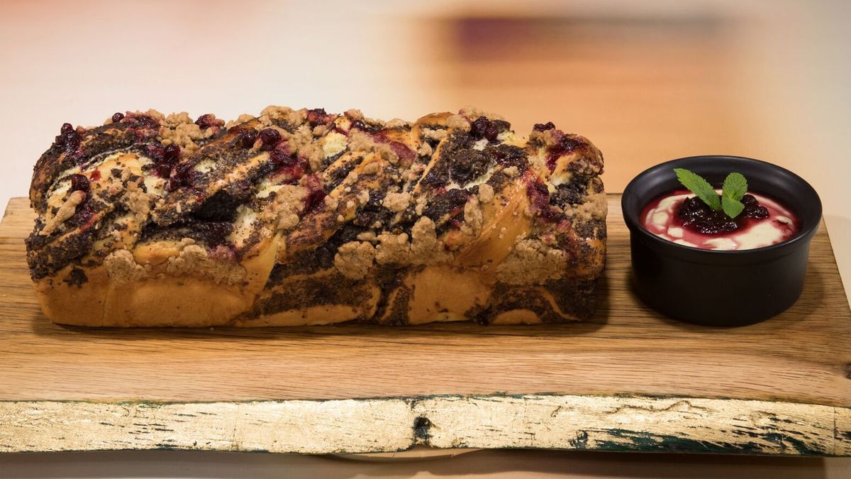 Brioche-Babka mit Preiselbeeren