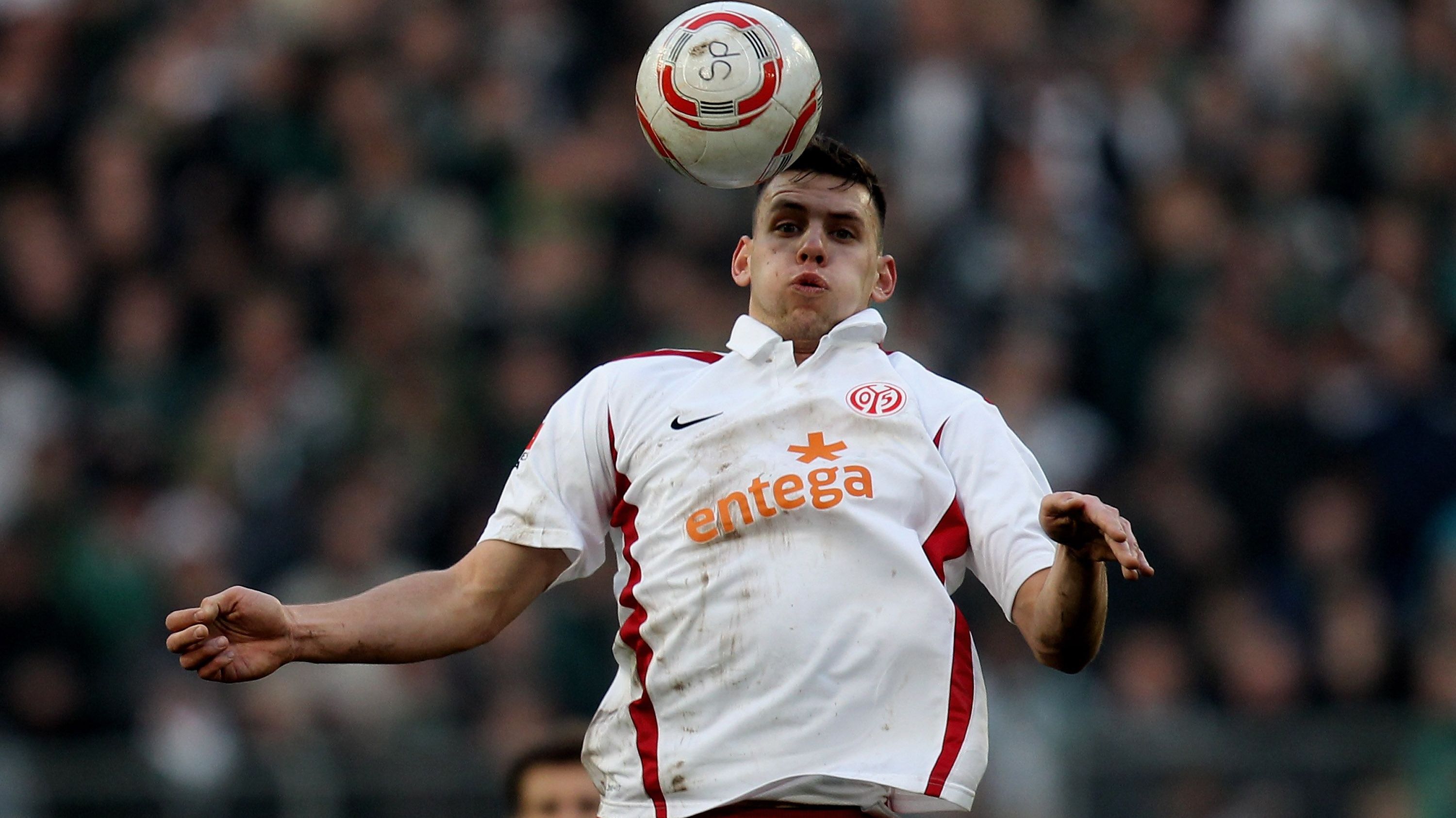 <strong>Adam Szalai (1. FSV Mainz 05)</strong><br>Bundesliga-Debüt: 16. Januar 2010 (22 Jahre)<br>Der Stürmer wurde zunächst von RM Castilla ausgeliehen und schließlich gekauft. Ein Tuchel'scher Glücksgriff. Mit den Bruchweg-Boys um Schürrle und Holtby mischte Szalai die Liga auf. 2013 wechselte er für acht Millionen zum FC Schalke. Ohne Tuchel aber blieb auch der persönliche Erfolg aus.