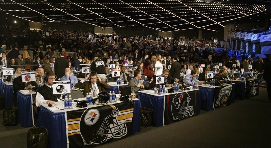 
                <strong>Die Erstrunden-Quarterbacks seit dem NFL-Draft 2004</strong><br>
                Der aktuell dienstälteste Erstrunden-Quarterback der NFL wurde 2004 gedraftet. ran.de verschafft euch einen Überblick über alle Signal Caller, die seither in der 1. Runde gewählt wurden. Einige hielt es nur wenige Jahre in der Liga, andere sind noch immer Dauerbrenner. ran.de verschafft euch einen Überblick.
              