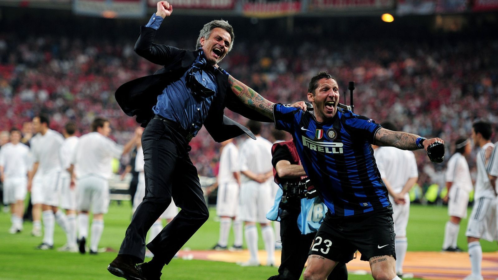 
                <strong>Jose Mourinho bei Inter Mailand</strong><br>
                Einmal umgeht Mourinho das verflixte dritte Jahr - nämlich bei Inter Mailand. Dort unterschreibt er im Sommer 2008 - der Beginn einer Erfolgsgeschichte! Zwei Mal in Folge führt der Portugiese die Italiener zum Scudetto, zudem zu einem Pokalsieg und 2010 sogar zum Champions-League-Titel. Im Finale schlägt Inter Mailand den FC Bayern München in Madrid durch zwei Treffer von Diego Milito mit 2:0. Zuvor schalten Mourinho und seine Defensiv-Künstler sogar den FC Barcelona aus. Nach dem Triumph im Santiago Bernabeu verlässt er die "Nerazzurri" nach nur zwei Spielzeiten - um in Madrid dann wieder zum verflixten dritten Jahr zurückzukehren!
              