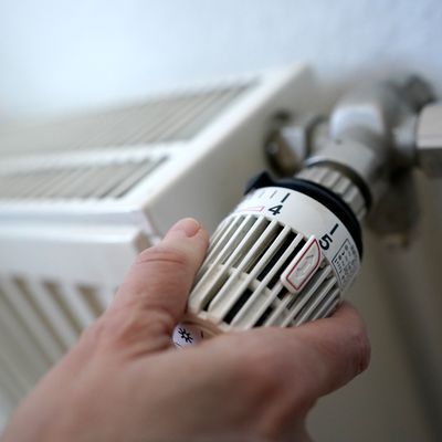 Wegen gestiegener Energiepreise konnte Millionen Menschen in Deutschland im vergangenen Jahr nicht angemessen heizen.