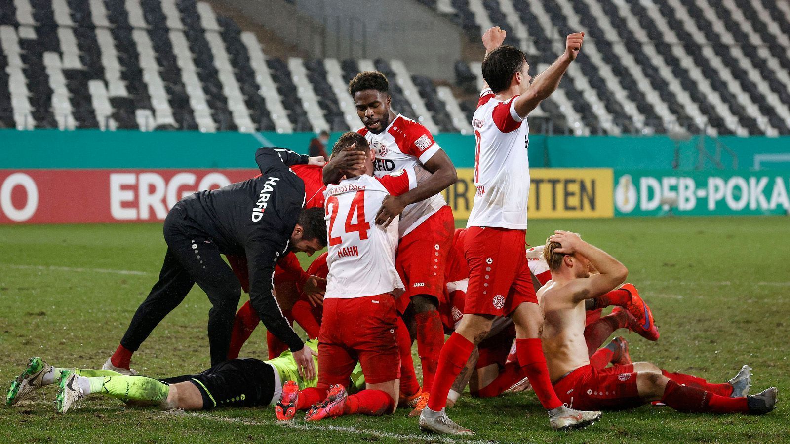 <strong>Bayer 04 Leverkusen gegen Rot-Weiss Essen (2020/21)</strong><br>Nachdem man in der ersten Runde mit Arminia Bielefeld bereits einen Bundesligisten besiegt hat, gelingt Viertligist Rot-Weiss Essen mit einem 2:1 Sieg im Achtelfinale gegen Bayer 04 Leverkusen ein weiterer Coup.