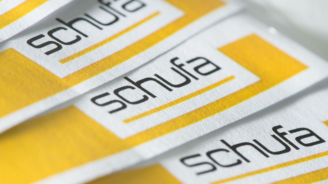 Unterlagen der Auskunftei Schufa liegen auf einem Stapel.